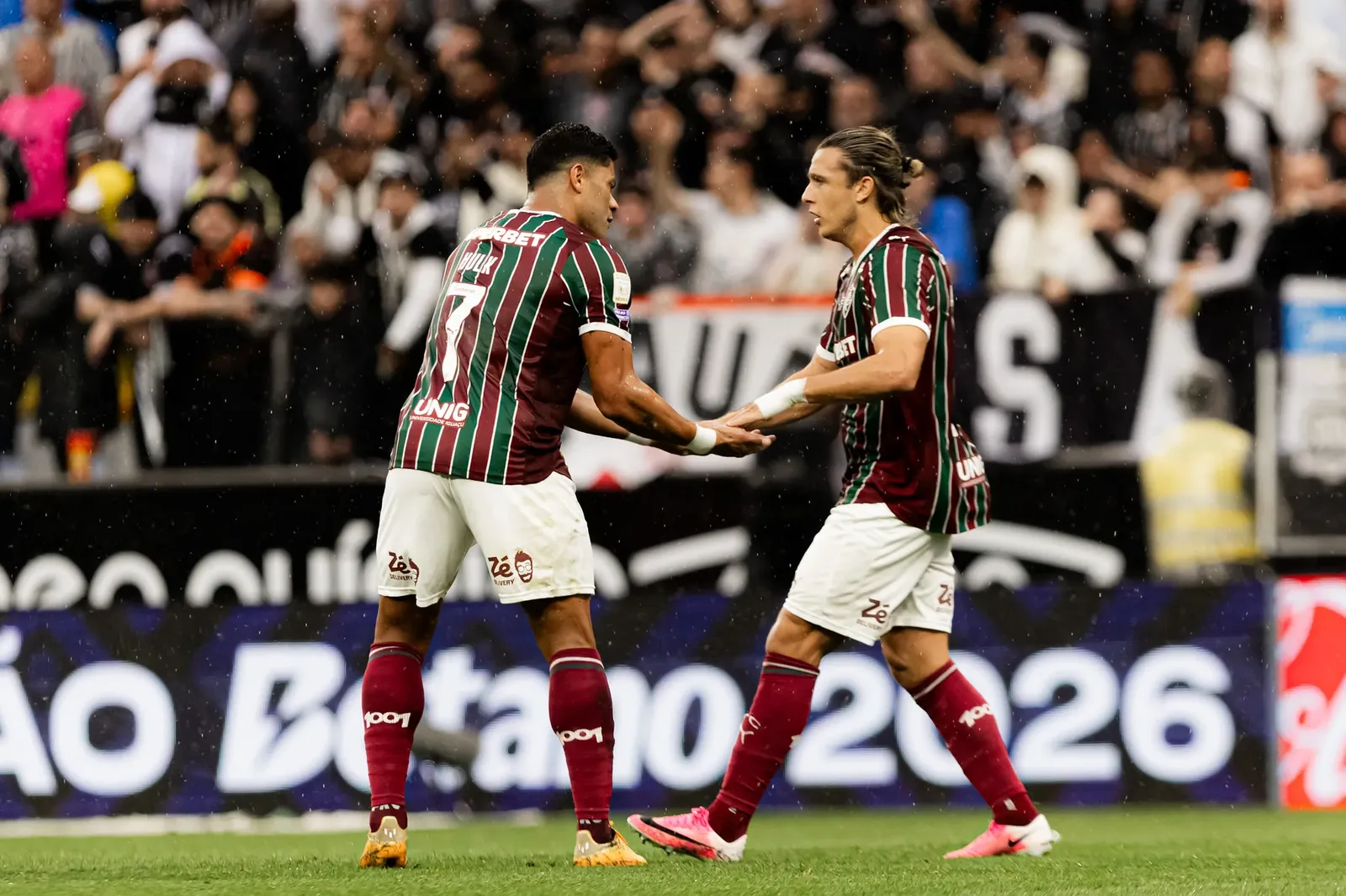 Fluminense mantém disputa pelo G4 após vitória fora de casa