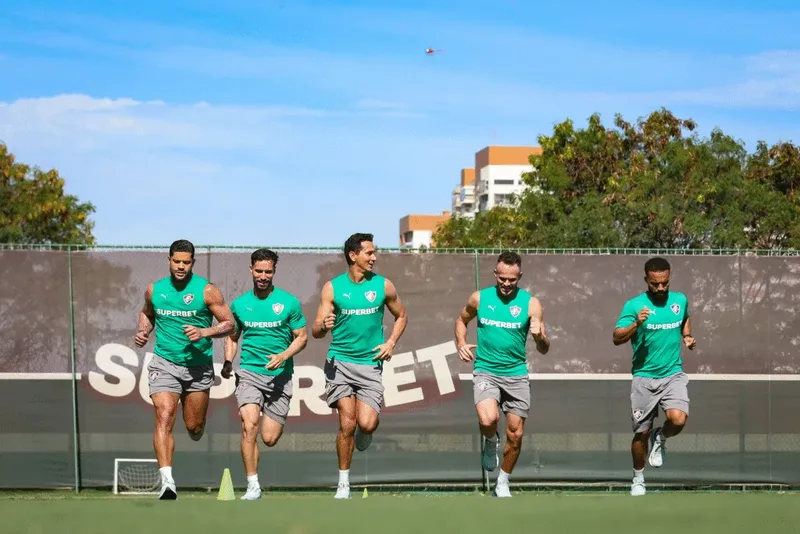 Renê sente dores no tornozelo e vira dúvida no Fluminense