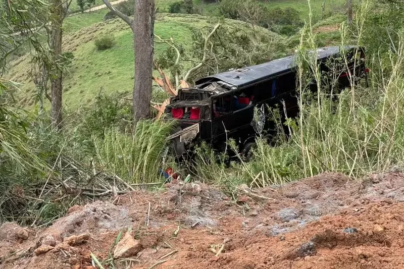 Teste de etilômetro do motorista dá negativo após queda de ônibus em Cruzeiro