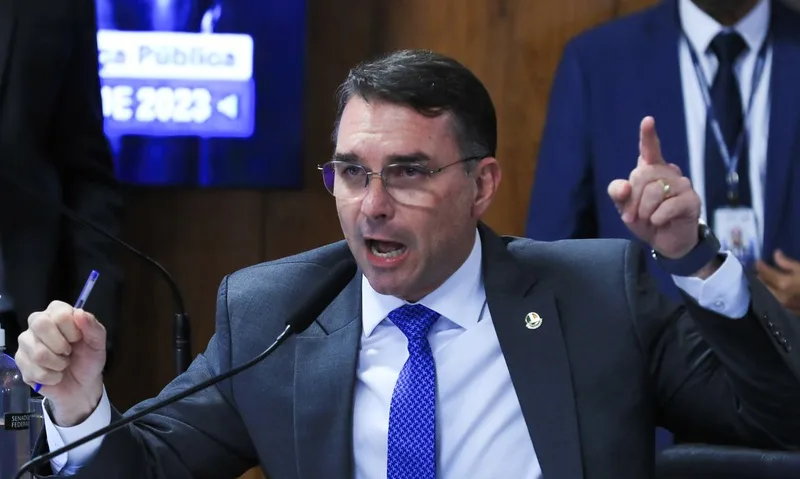 PF investiga emenda de R$ 199 mil negociada por assessora de Flávio Bolsonaro com condenado no caso Marielle