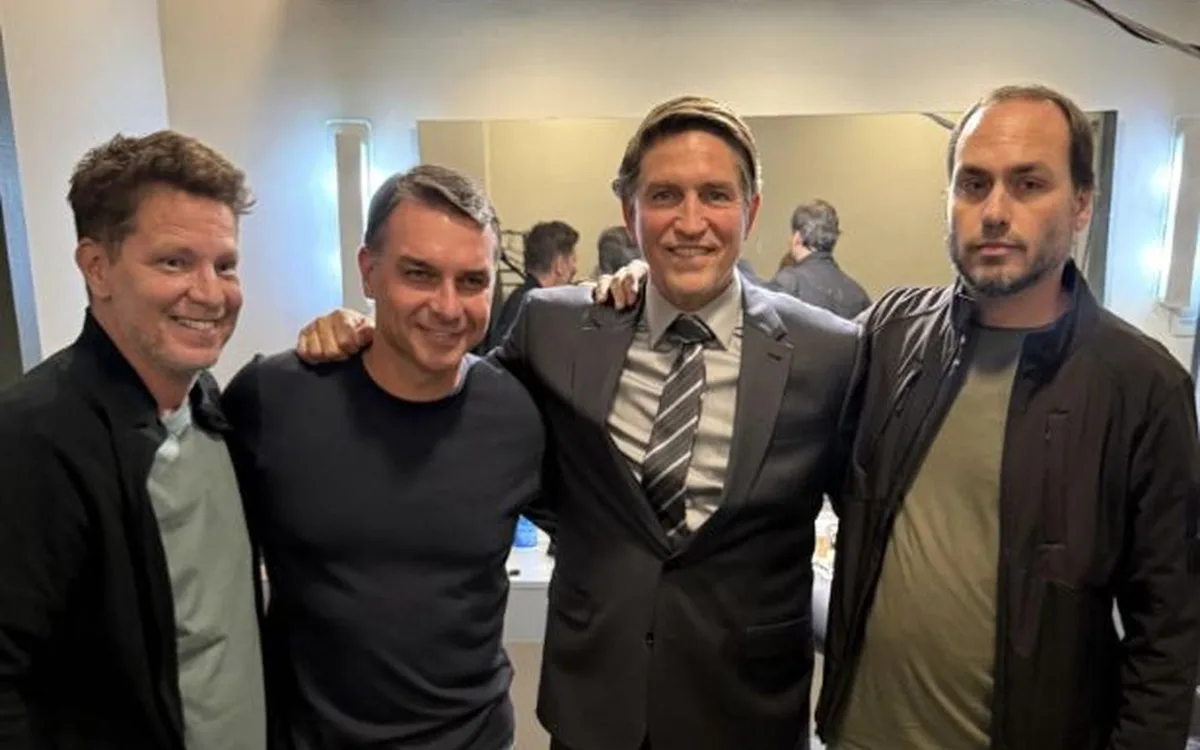 Flávio ao lado de Mario Frias (à esq.), produtor do filme, Jim Caviezel, ator que interpreta Jair Bolsonaro, e Carlos Bolsonaro
-
Crédito: Reprodução
