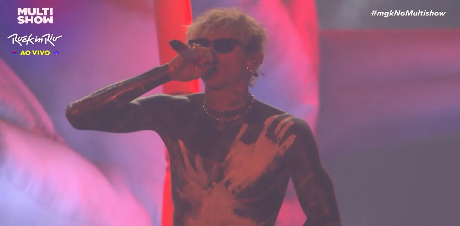 MGK revisita mudança do rap ao emo em estreia marcada por tensão no Rock in Rio