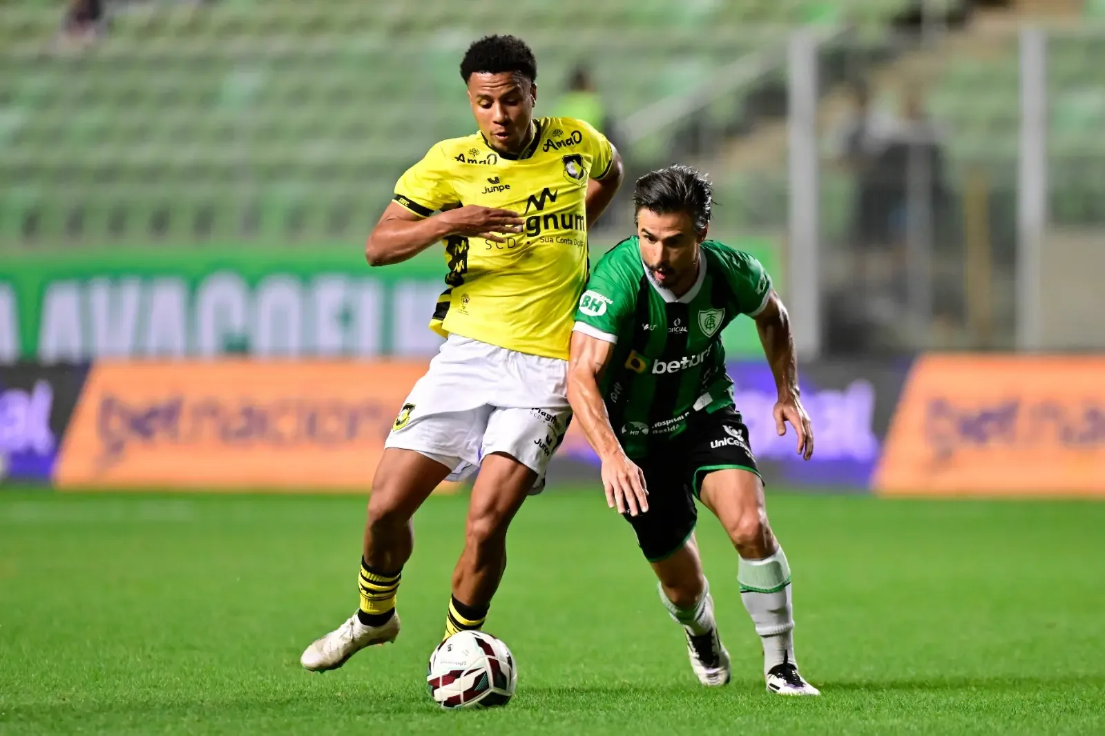 América-MG perde pênalti e vê São Bernardo marcar duas vezes em Belo Horizonte
