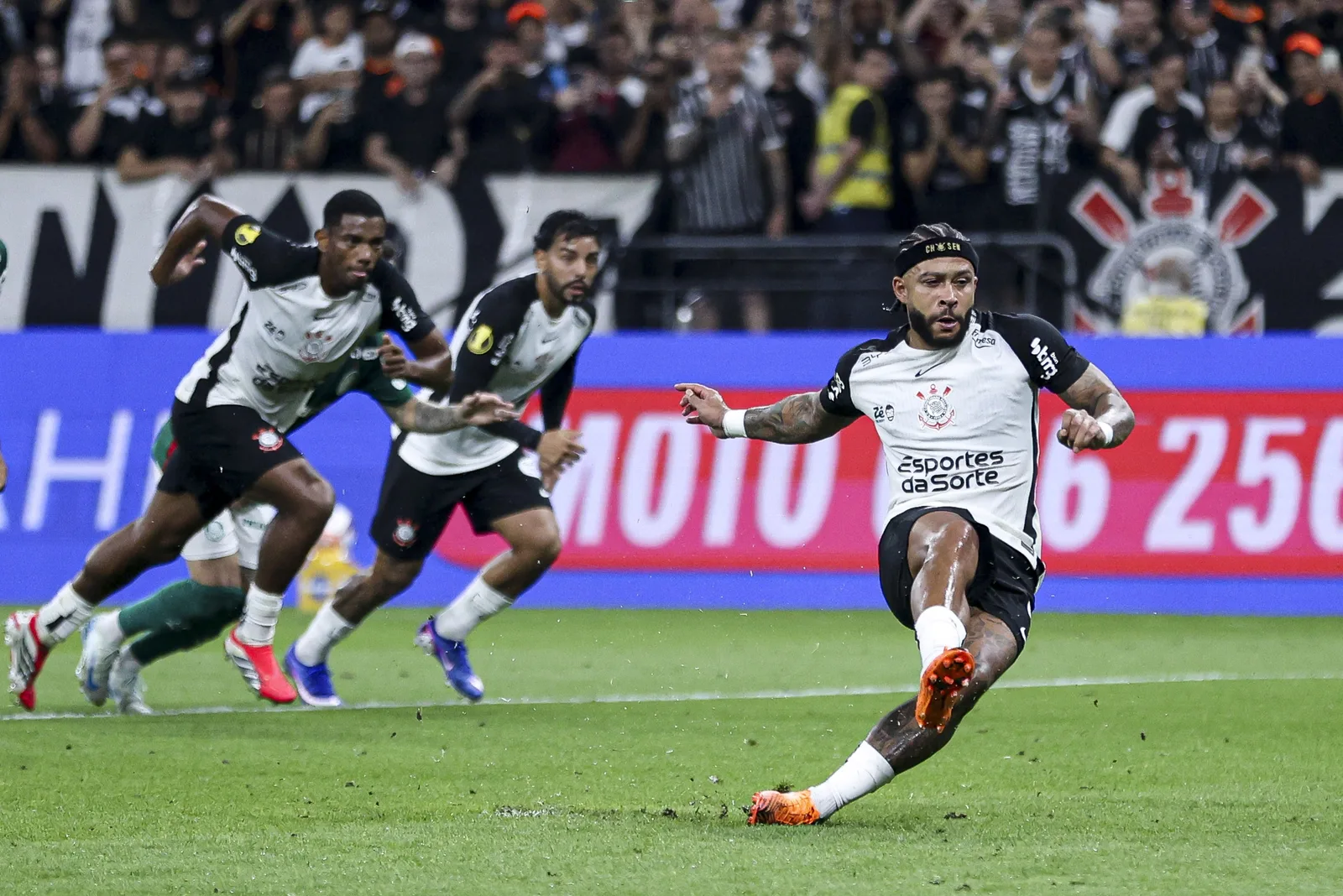 Memphis Depay chega a 50% de aproveitamento em pênaltis pelo Corinthians