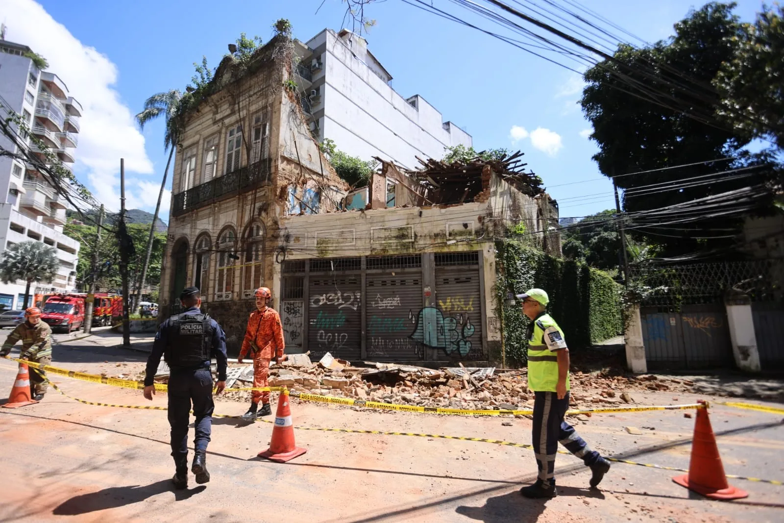 Desabamento deixa mulher e criança feridas no Cosme Velho