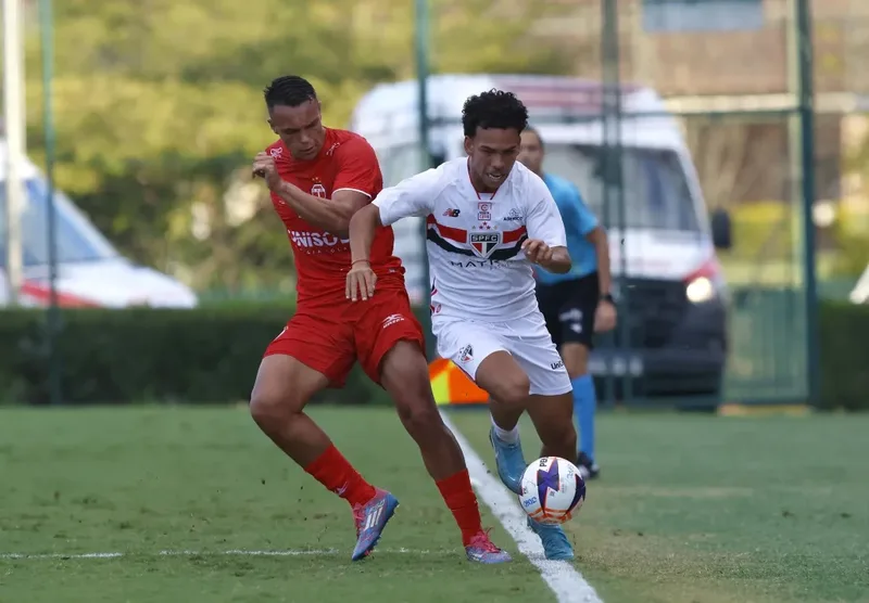 Palmeiras fecha contrato com Cuiabano e pode ampliar participação no lateral