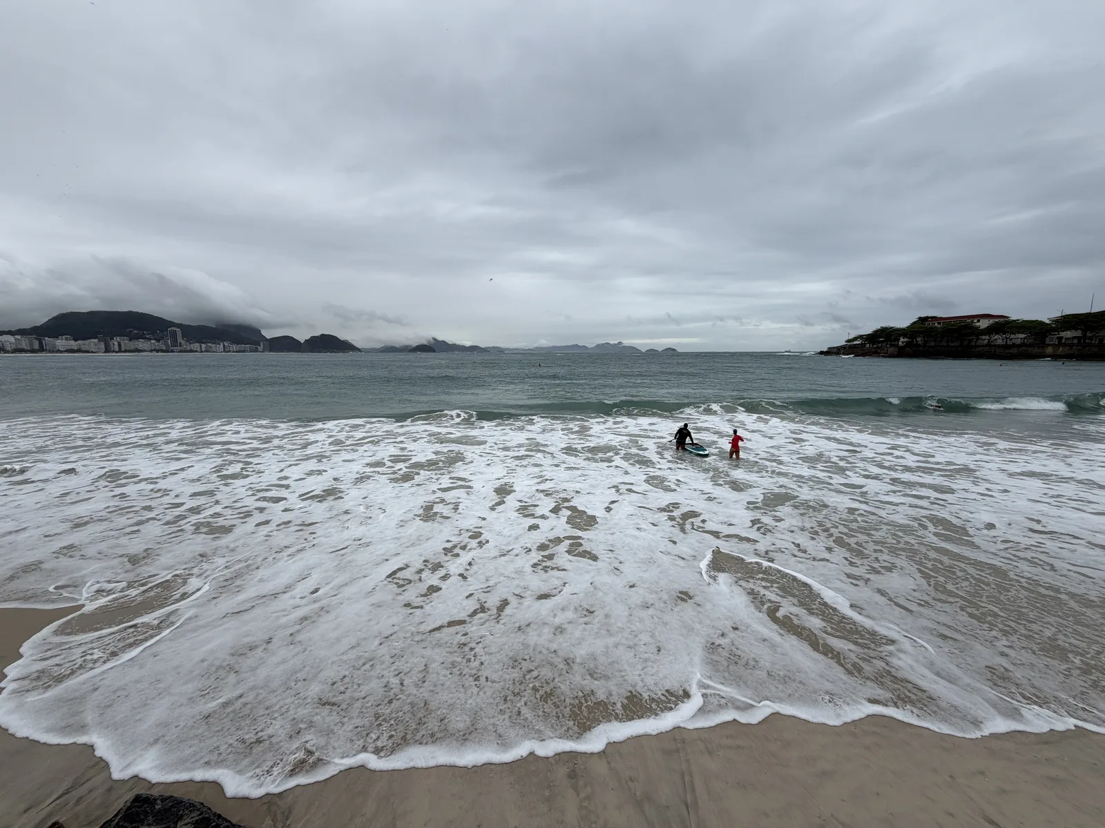 Chuva segue no Rio até sexta, com ressaca e interdição na orla