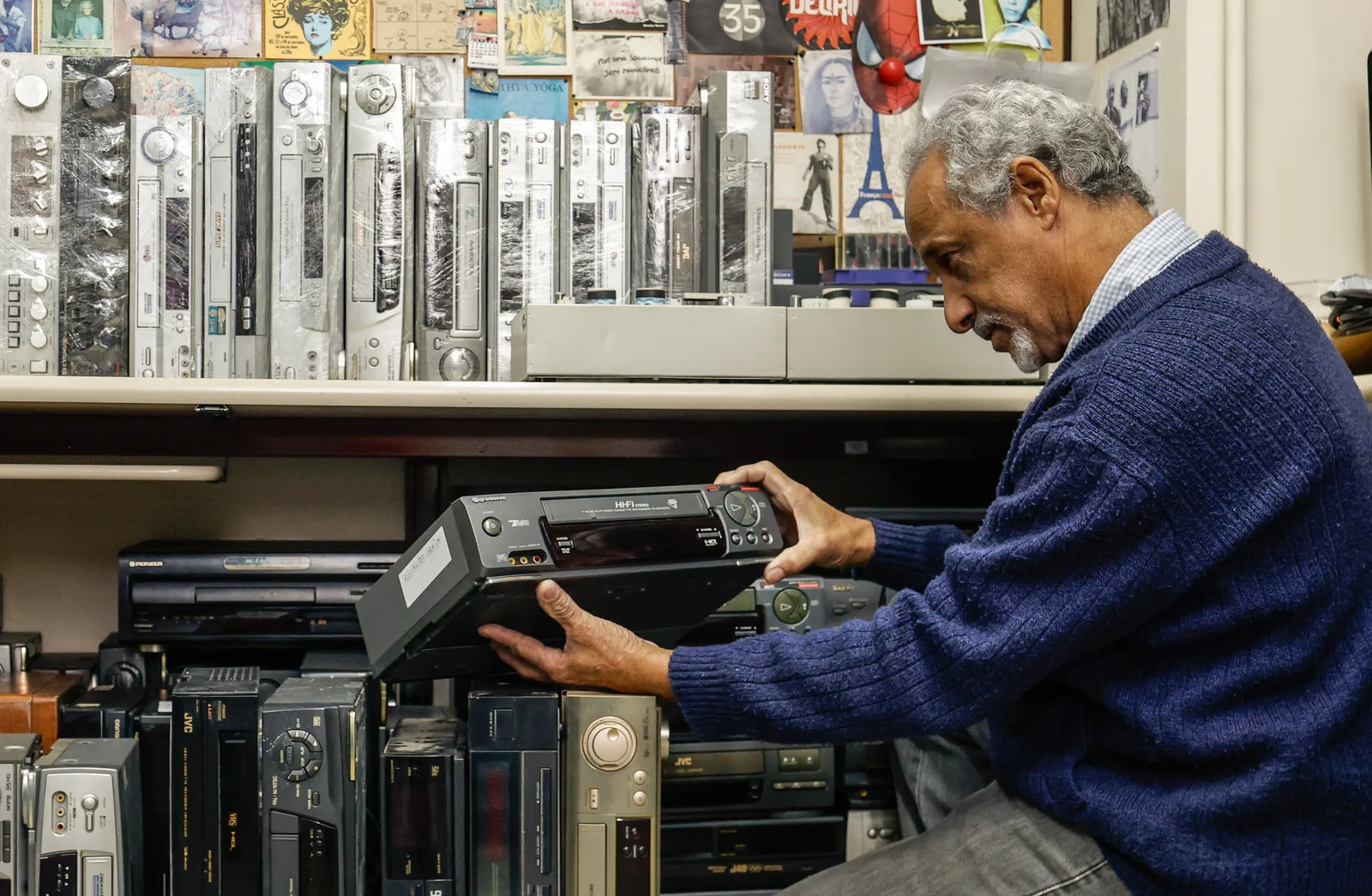 Instituições recebem videocassetes e DVDs para preservar memória audiovisual