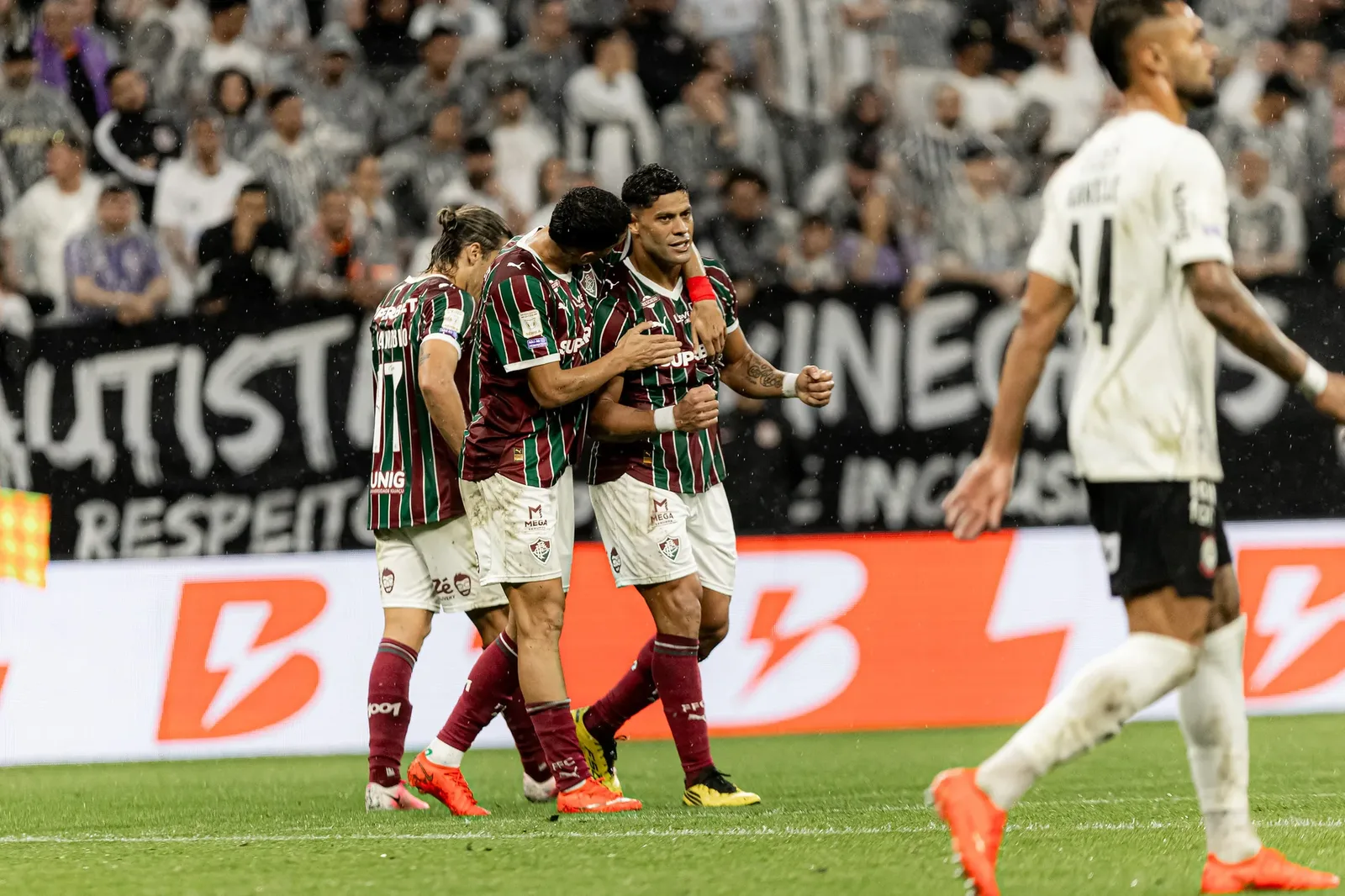 Fluminense amplia liderança contra grandes paulistas nos pontos corridos