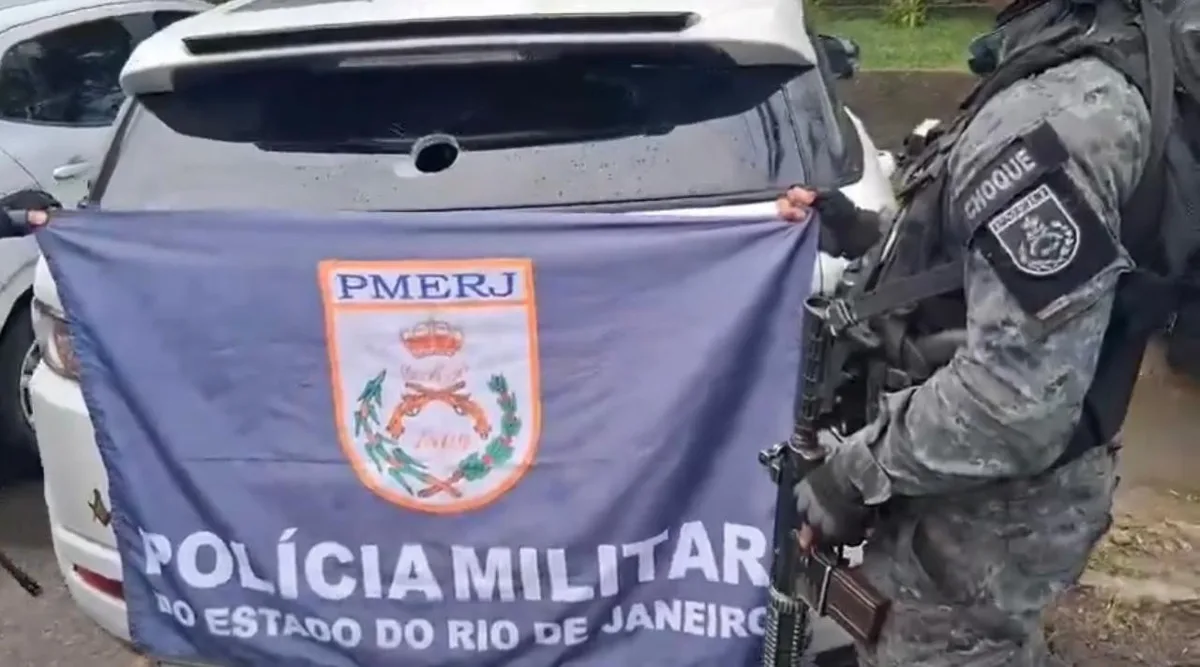 Policiais encontram armas e prendem homem durante buscas em comunidade do Rio