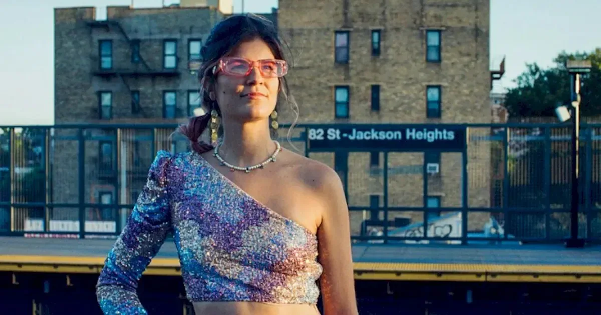 Laura Peartree estreia carreira solo com o piseiro de “Pisadinha de Nova York”