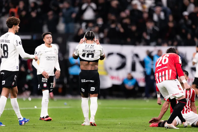 Memphis perde pênalti, e Corinthians cai diante do Estudiantes na Libertadores