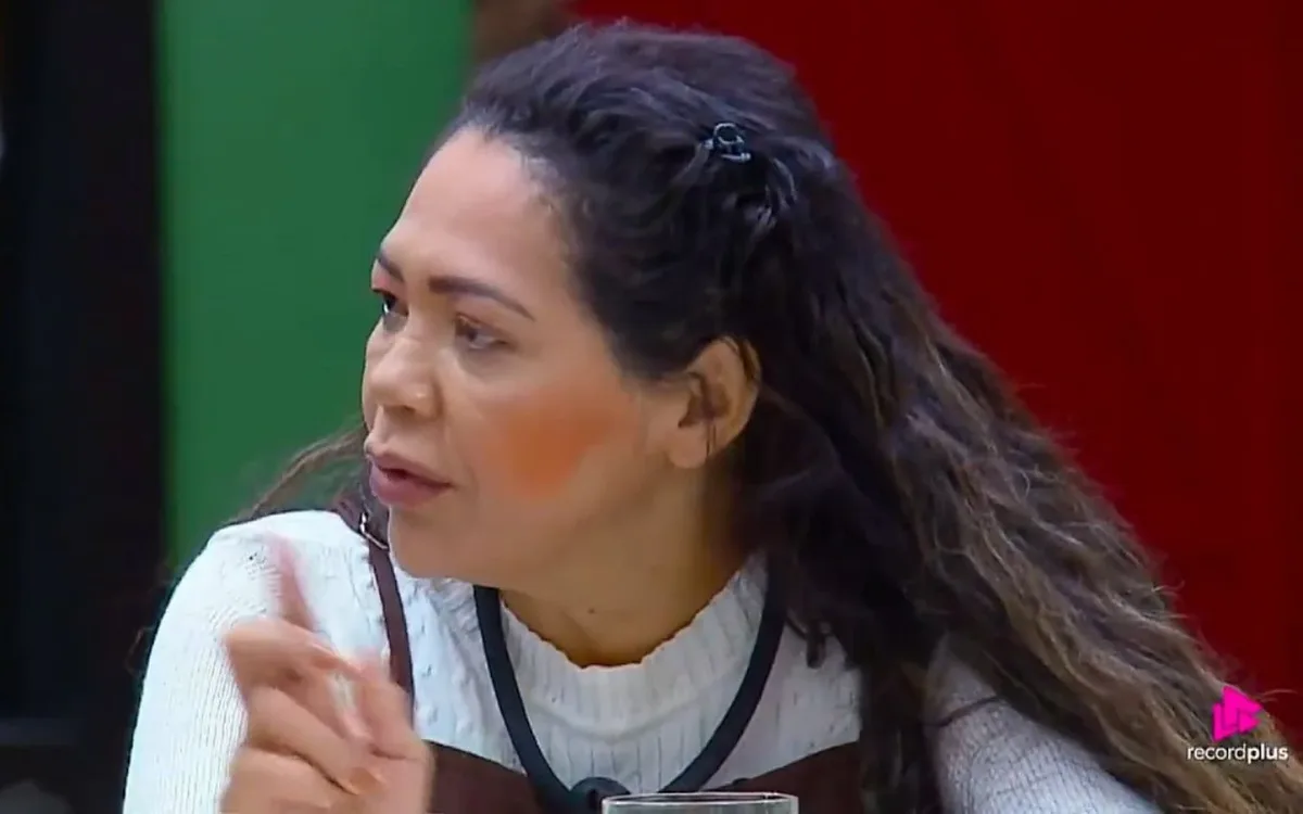 Darlin Ferrattry joga água em Giovanna Gold durante discussão em A Fazenda 18