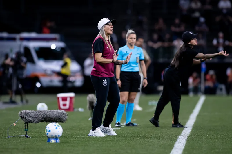 Corinthians supera expulsão e confirma vaga na decisão do Brasileirão Feminino