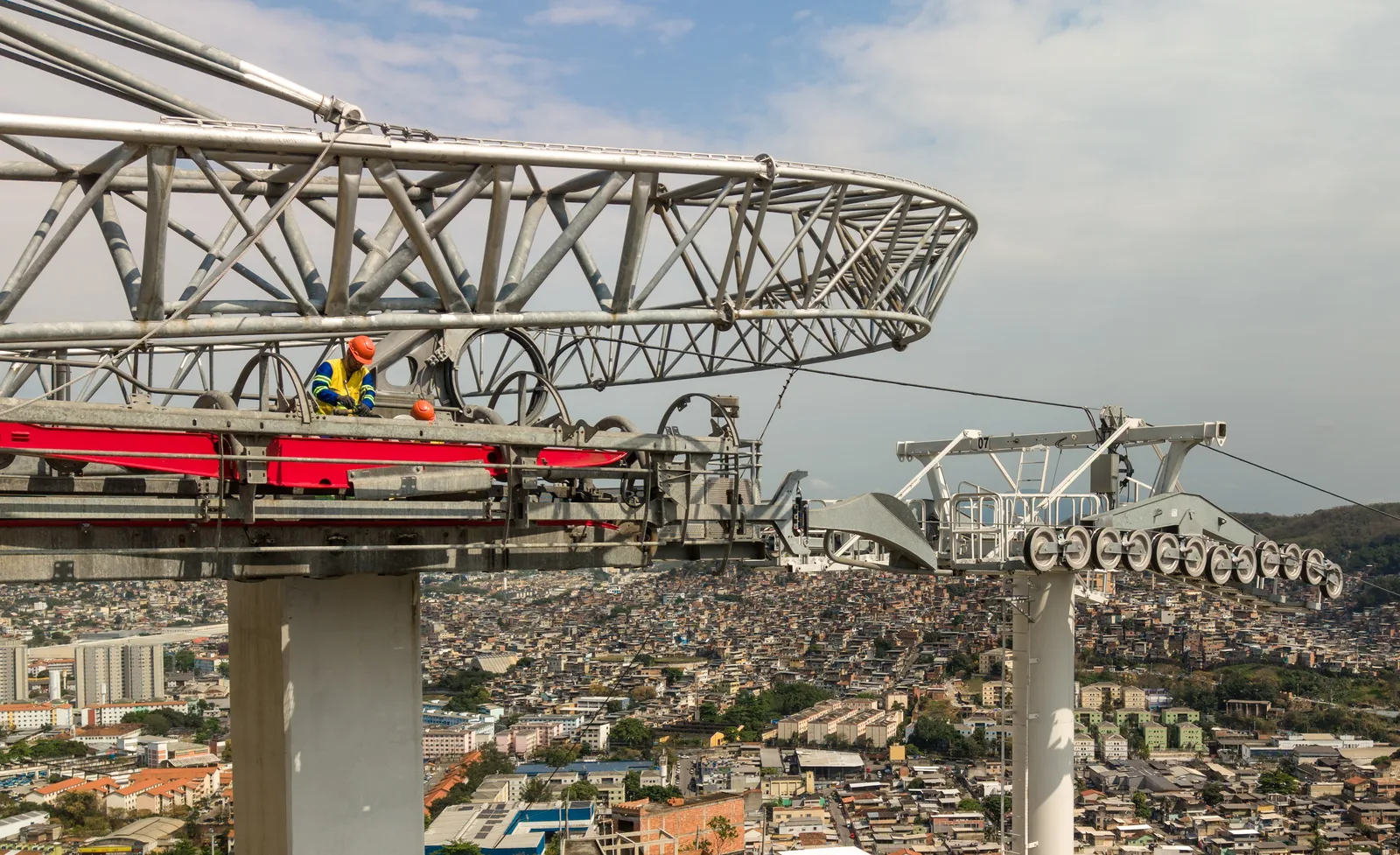Recuperação do Teleférico do Alemão entra na fase de instalação dos cabos