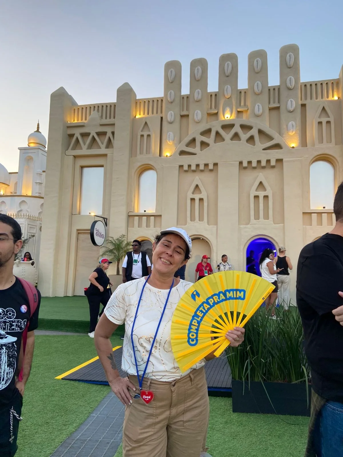Fãs recorrem a aguadeiros e acessórios para suportar calor no Rock in Rio