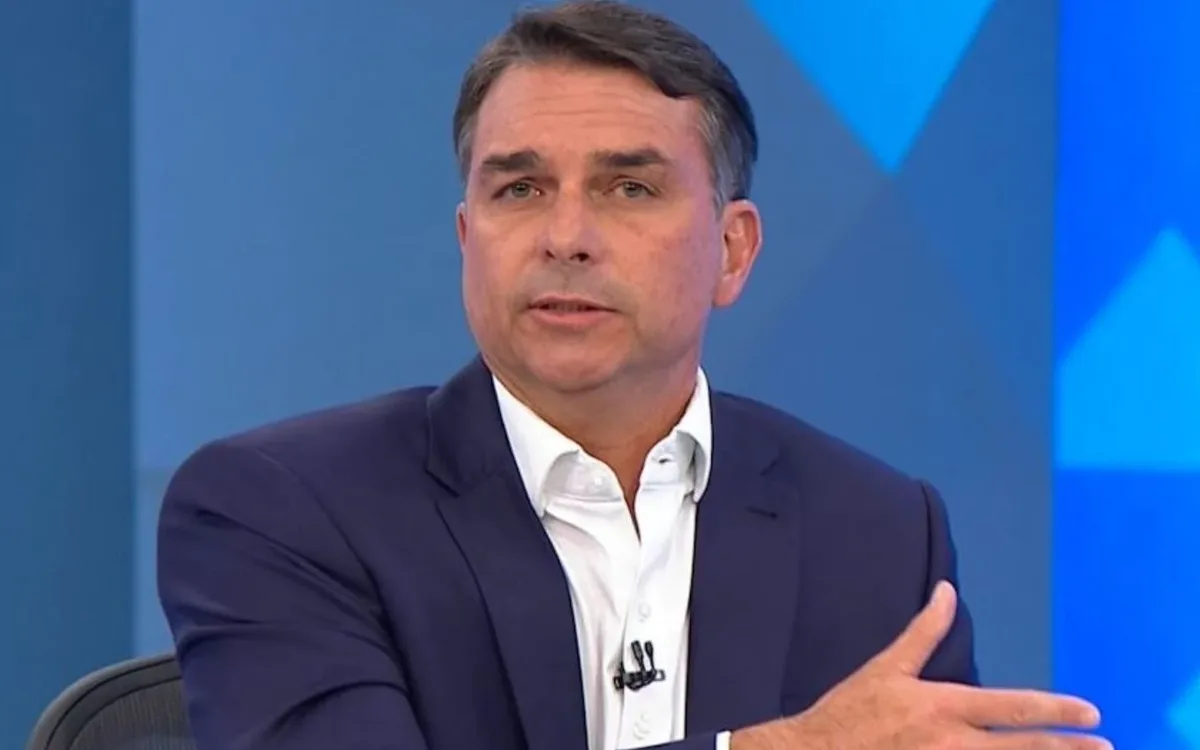 Flávio Bolsonaro cancela entrevista ao vivo no Jornal da Record