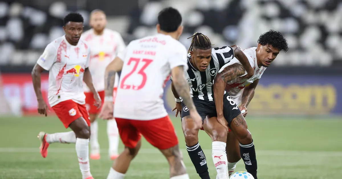 Botafogo domina com um jogador a mais, mas empata com o Bragantino