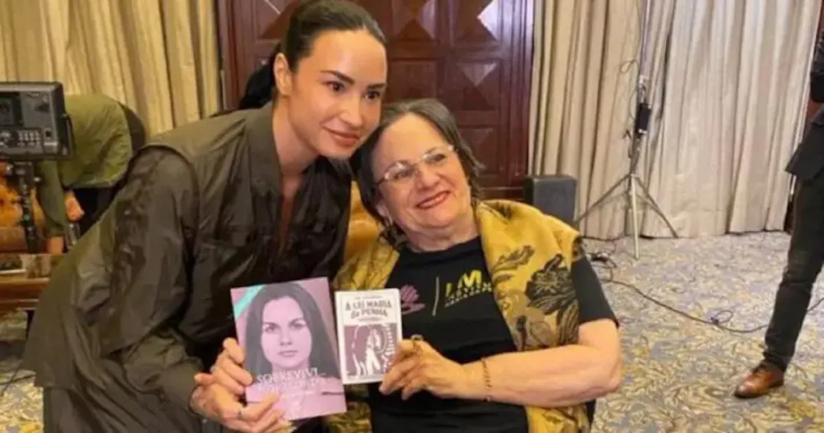 Demi Lovato encontra Maria da Penha durante passagem pelo Brasil