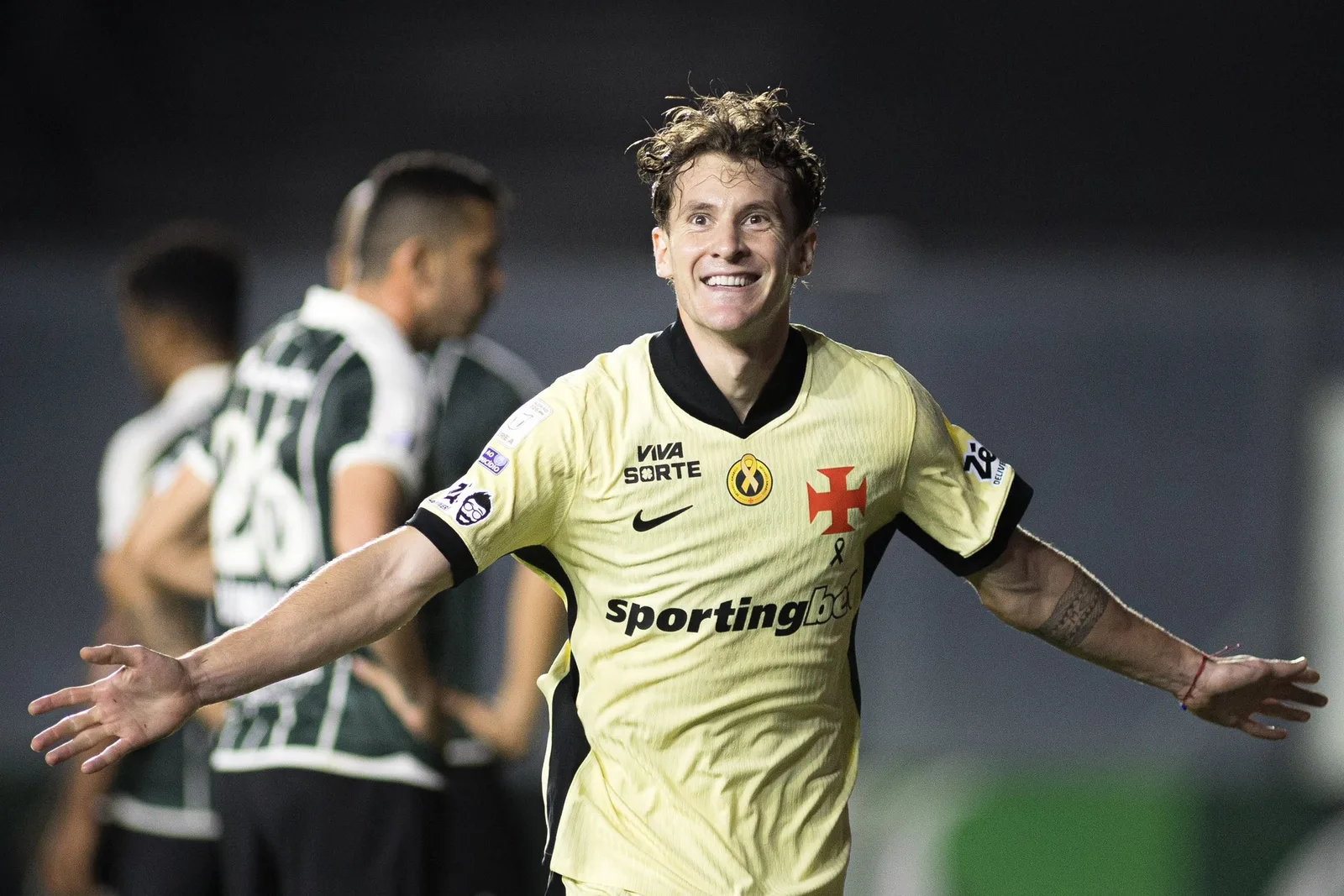 Vasco goleia o Coritiba por 5 a 0 e deixa a zona de rebaixamento
