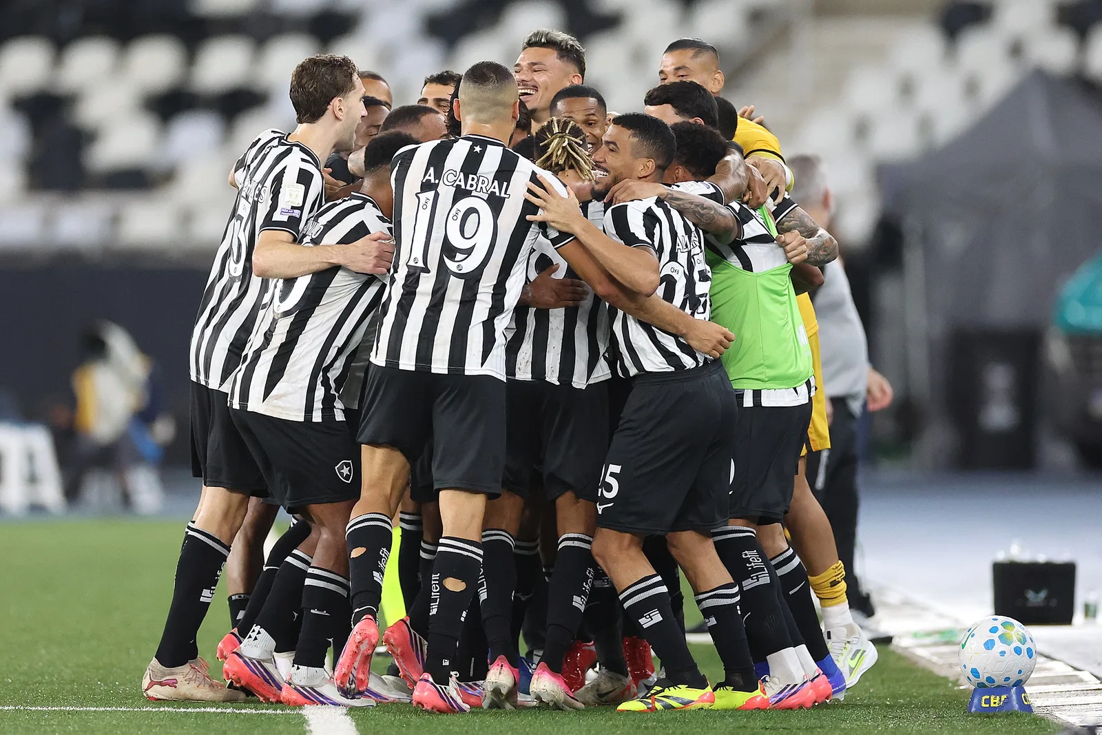 Botafogo bate o Grêmio por 3 a 2 e volta a vencer no Brasileiro