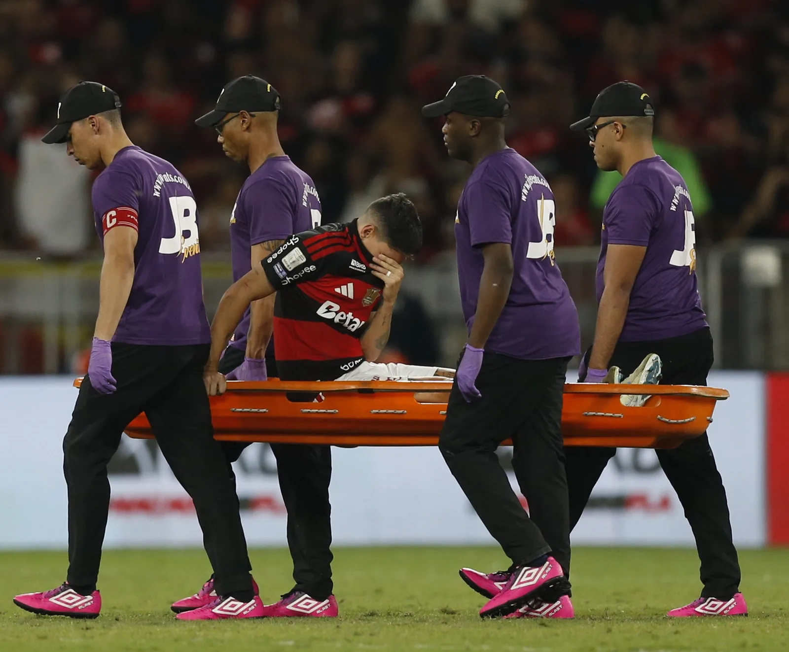Flamengo fará exames em Plata e Ayrton Lucas após dores na coxa