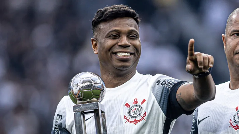 Edilson pede que corinthianos não abandonem o clube após eliminação