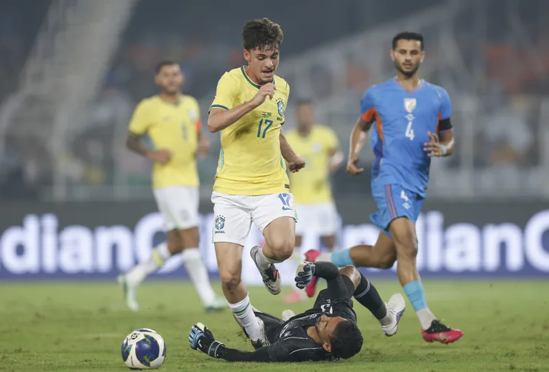Breno Bidon ganha espaço e é avaliado por Ancelotti após amistosos do Brasil
