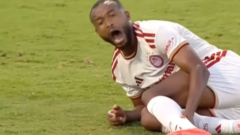El Kaabi fratura a tíbia em choque com goleiro no Campeonato Grego