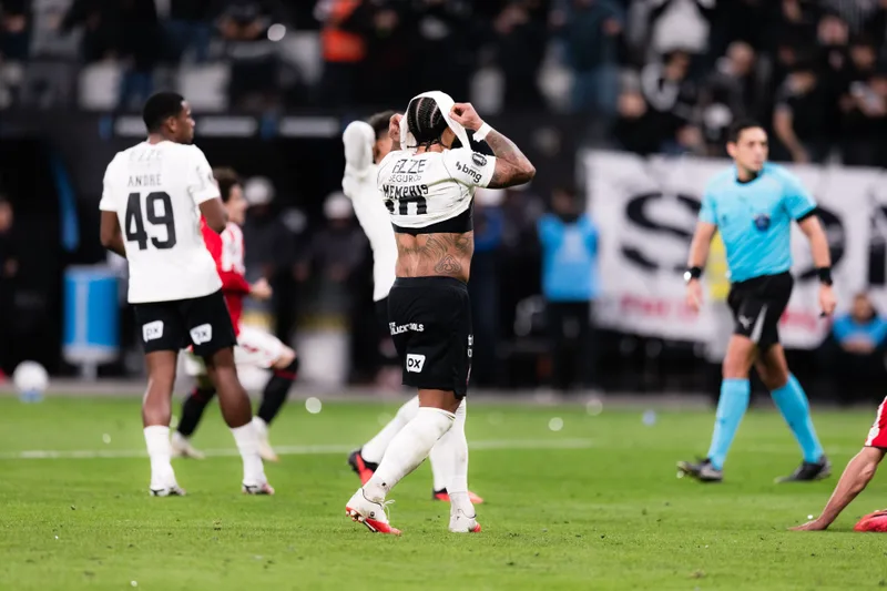 Memphis pede desculpas após pênalti perdido na queda do Corinthians