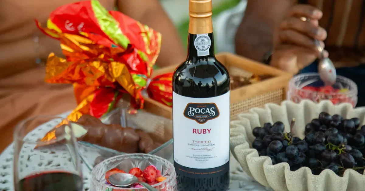 Vinho do Porto ganha destaque nas sobremesas e inspira cheesecake de cerejas