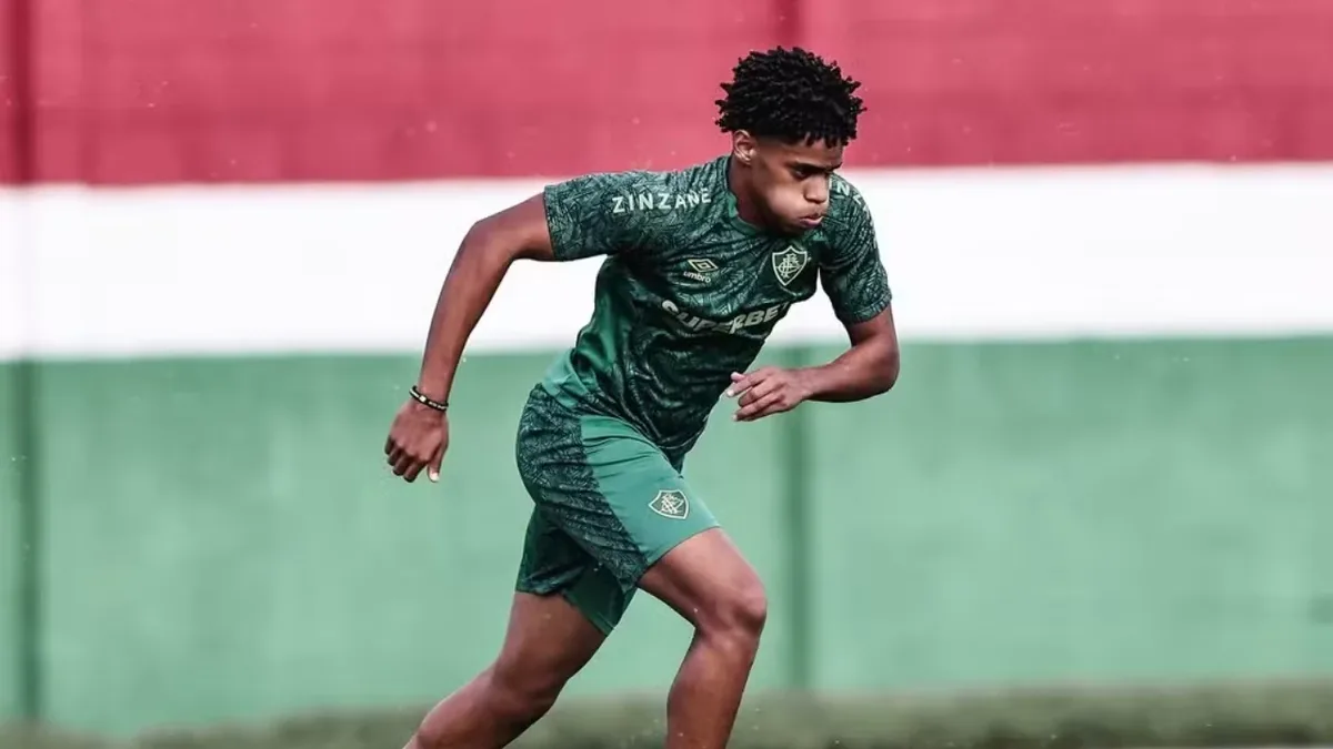 Matheus Reis começa transição para o campo no Fluminense