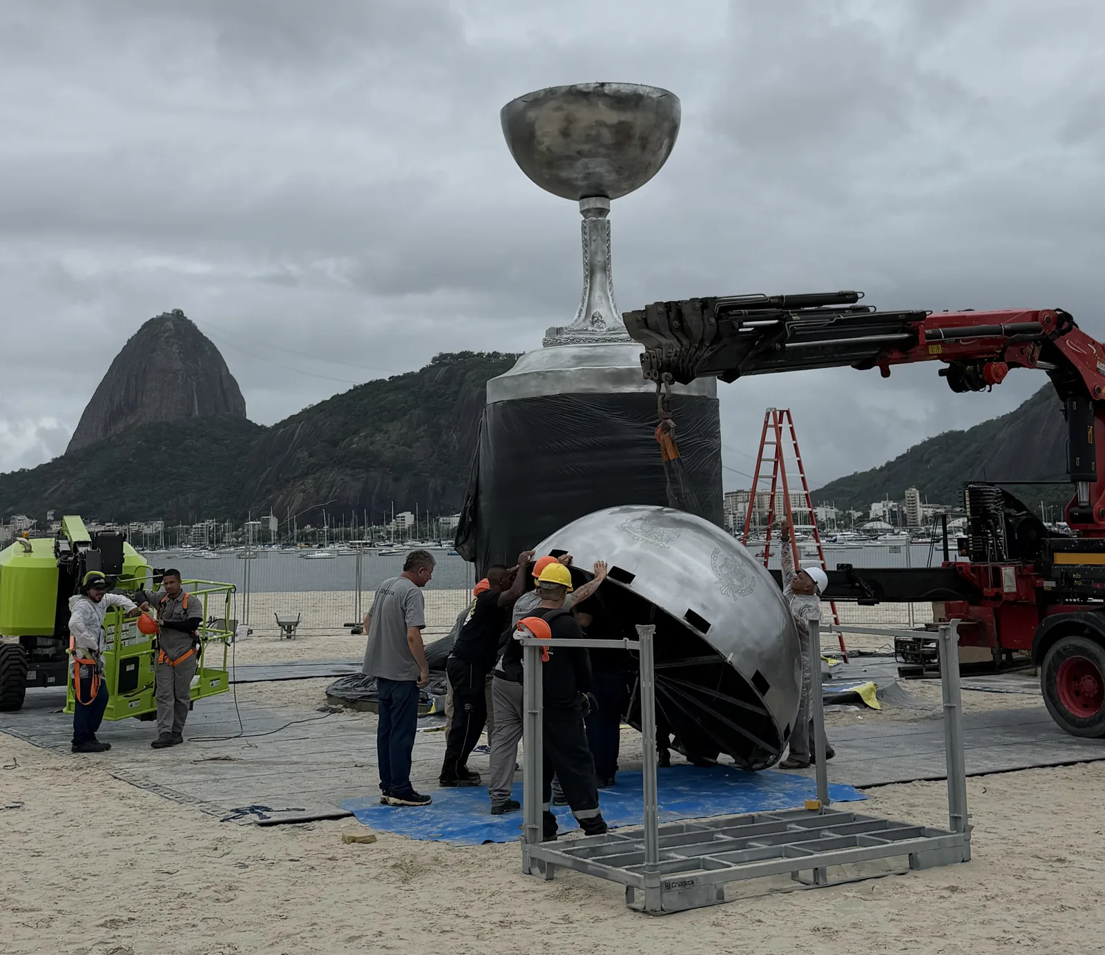 Réplica de 9 metros da taça da Libertadores é montada na praia de Botafogo