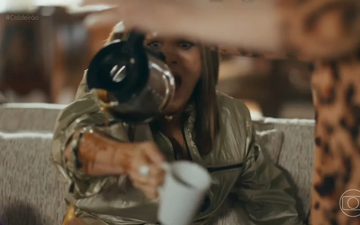 Flávia Alessandra foi surpreendida com café em cena de Quem Ama Cuida