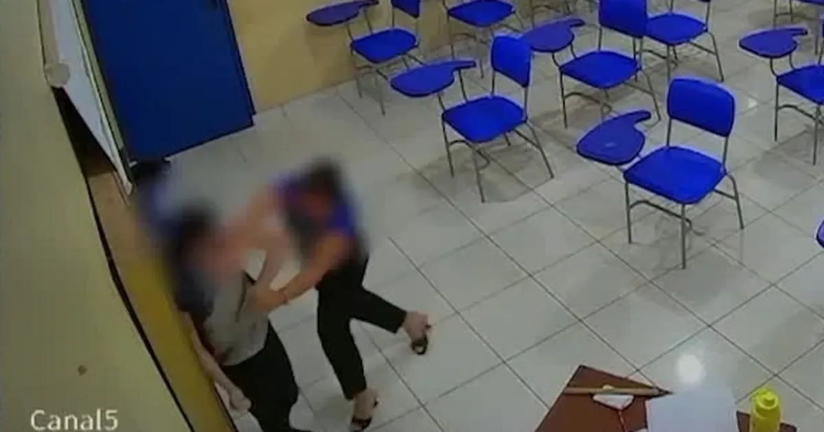 Professora precisa suavizar relatórios sobre higiene e comportamento dos alunos