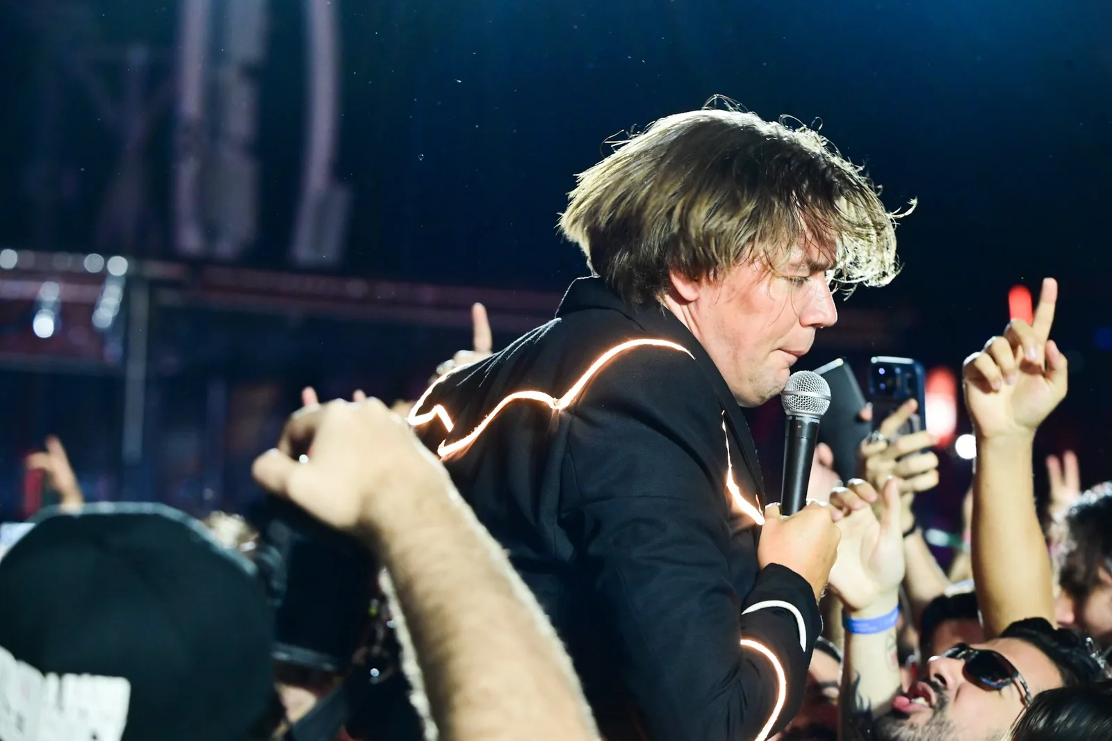 The Hives aposta em teatro e hits para provocar o público no Rock in Rio