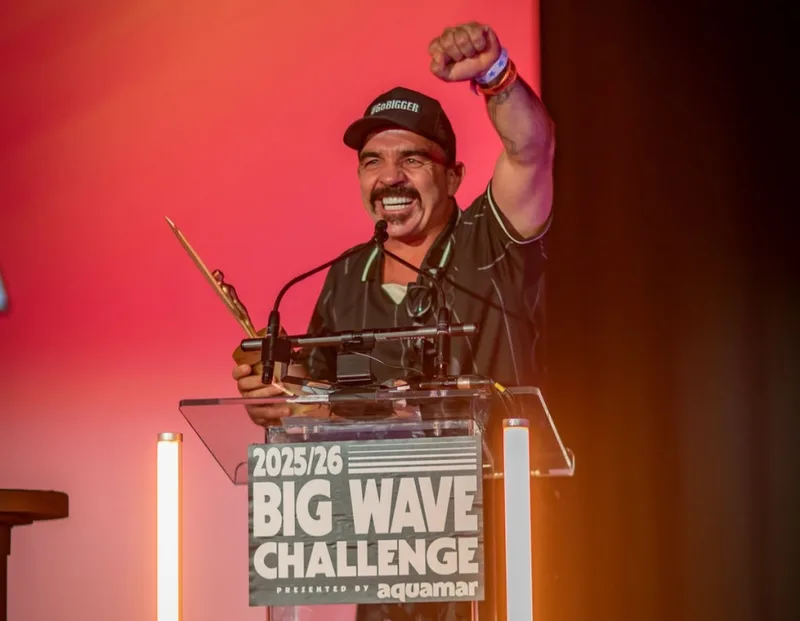 Rodrigo Koxa conquista bicampeonato no Big Wave Challenge 2026