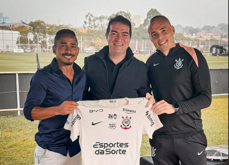 Jorge Henrique visita CT do Corinthians antes de jogo pela Libertadores