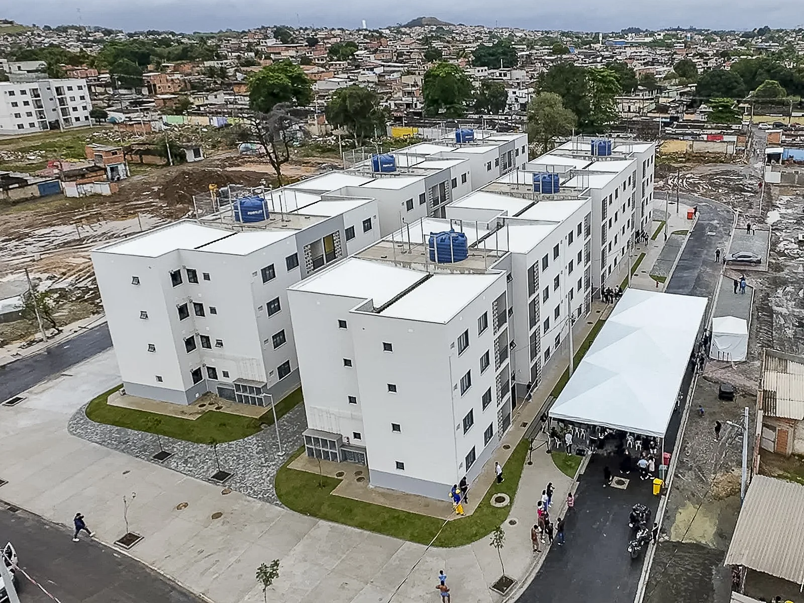 Moradores recebem chaves de 96 apartamentos em Santa Cruz