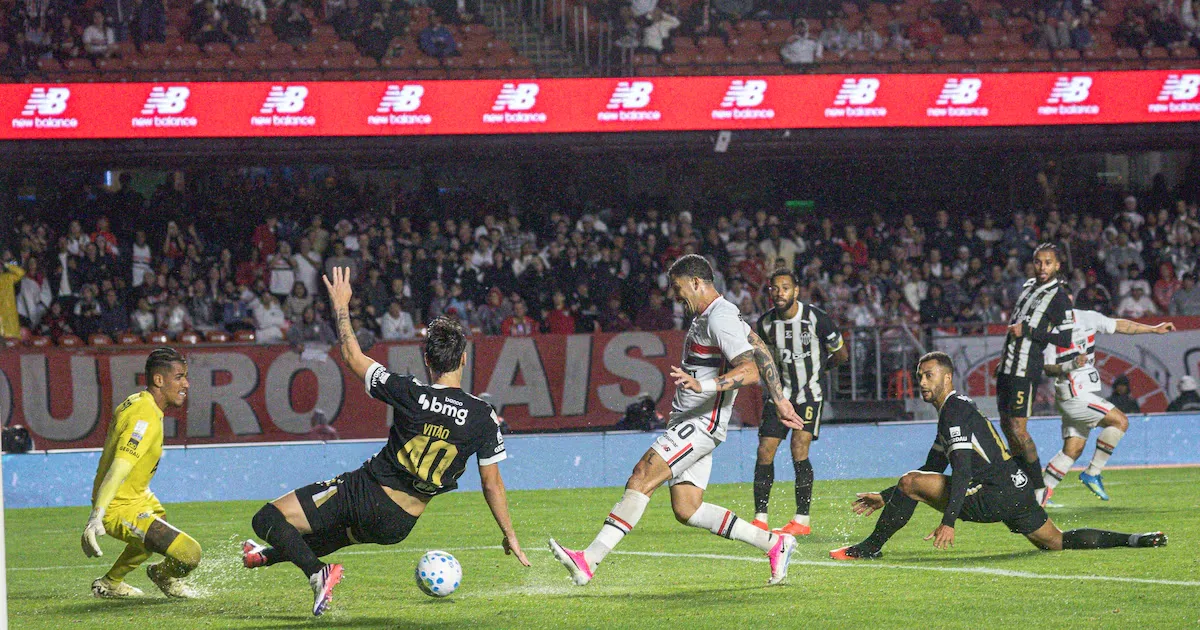 São Paulo vence Atlético-MG e assume décimo lugar no Brasileirão
