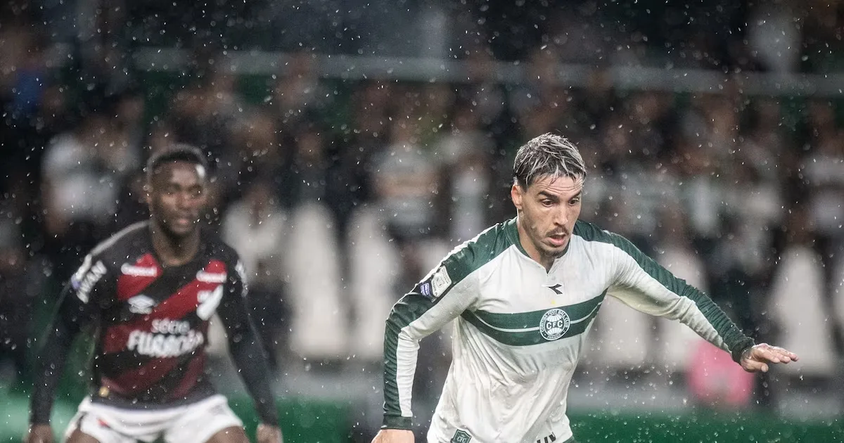 Moledo marca duas vezes no fim, e Coritiba busca empate com o Athletico
