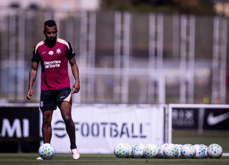 Alex Santana admite falta de ritmo e se coloca à disposição no Corinthians