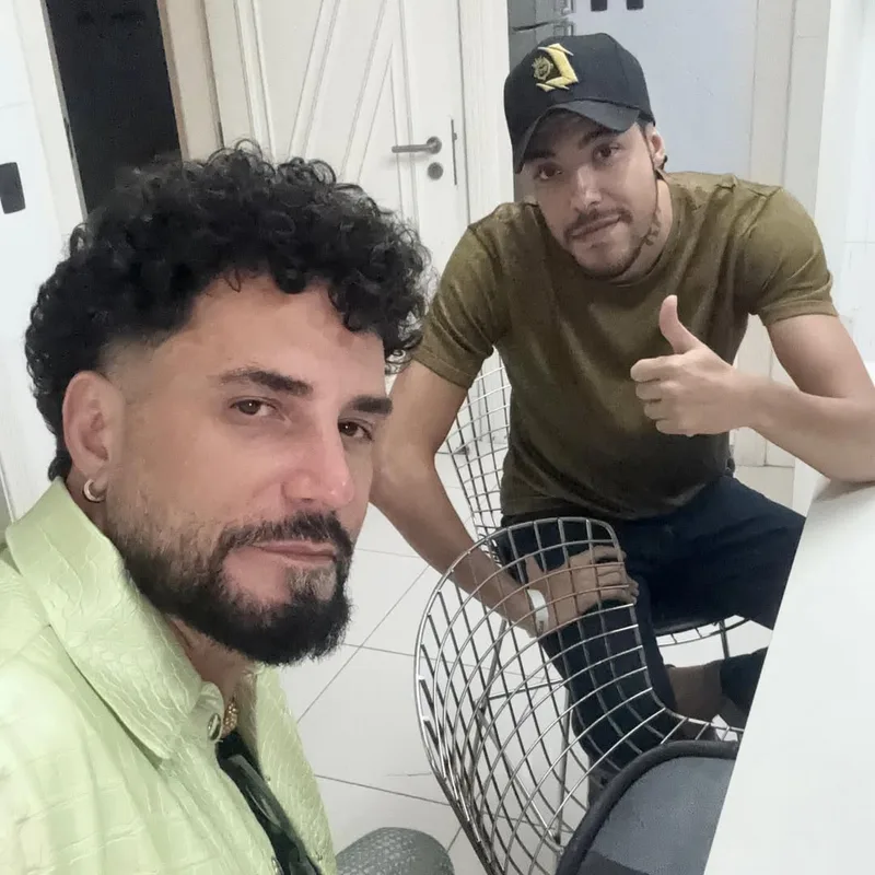 Latino contesta acusações do filho e diz querer reaproximação familiar