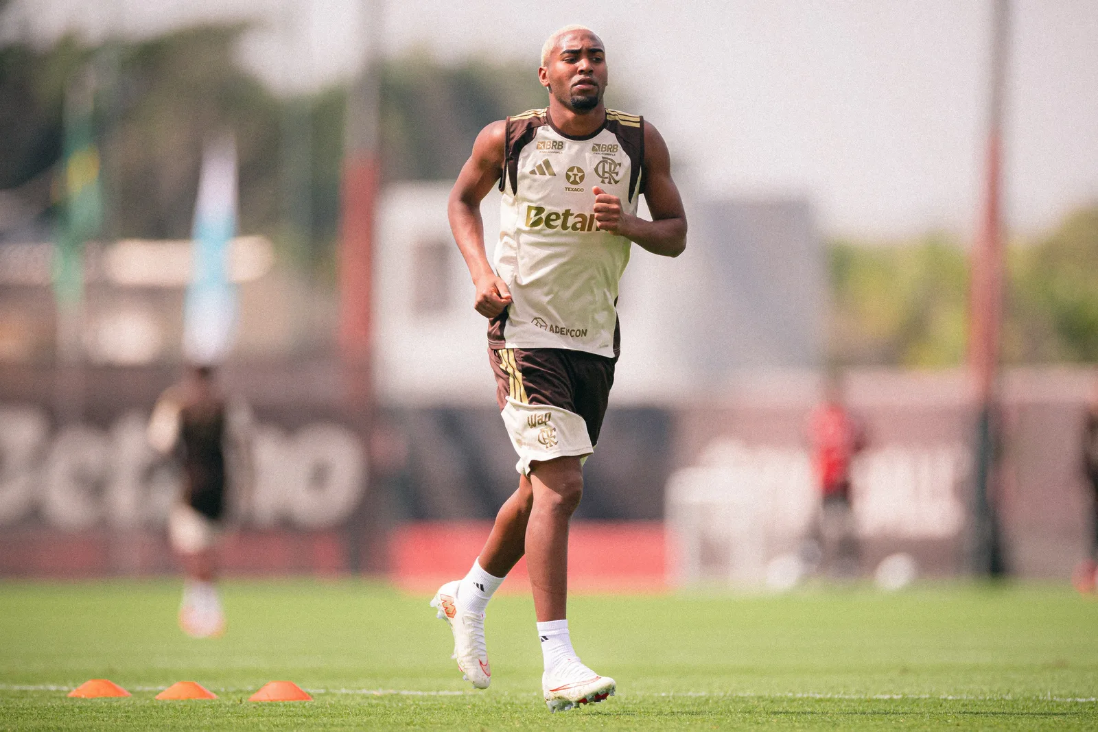 Sharjah FC confirma contratação de Lorran, vendido pelo Flamengo