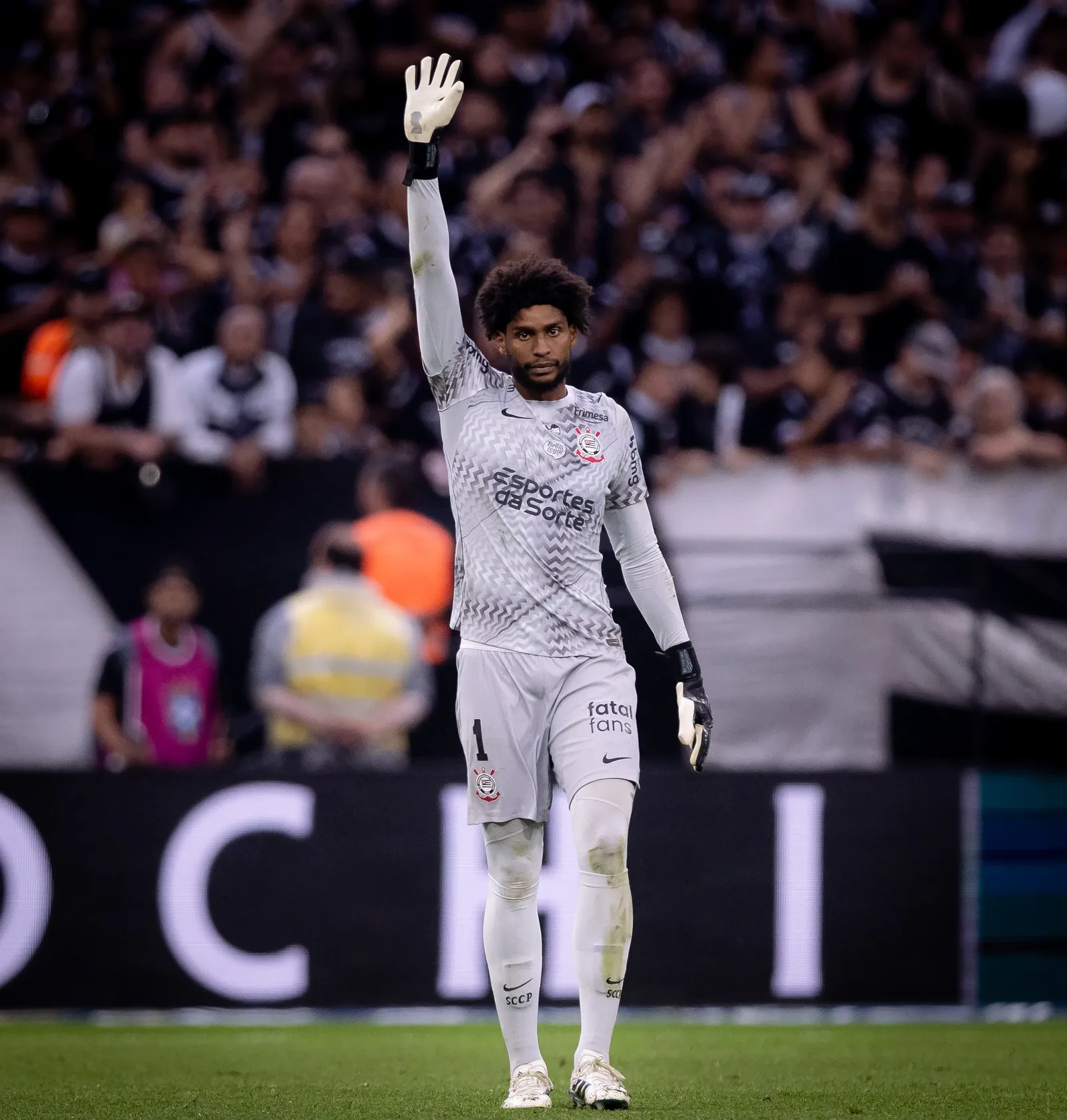 Hugo Souza destaca jovens do Corinthians após derrota para o Flamengo