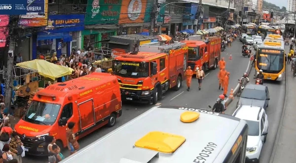 Mercadão de Madureira suspende atividades após fogo em loja no subsolo