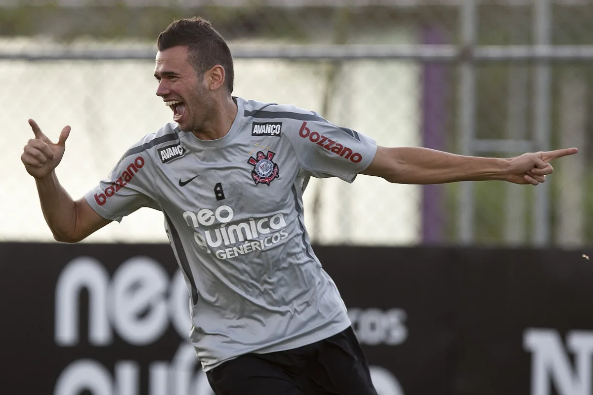 Castán elogia trabalho de Diniz e aponta base como caminho para o Corinthians