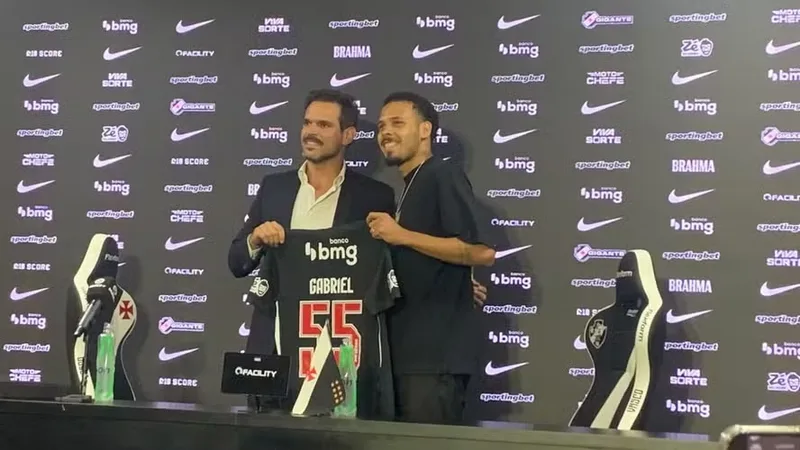 Gabriel Pereira é apresentado pelo Vasco e mira estreia contra o Coritiba