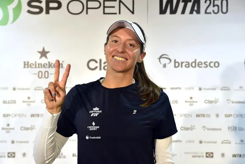Stefani mira título em casa após marcar feito inédito no ranking da WTA