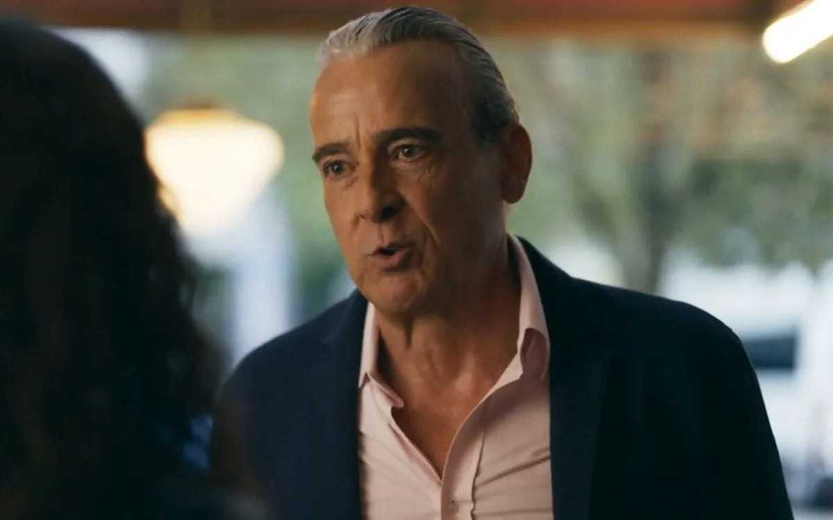 Ulisses flagra Lyris à procura de documento em Quem Ama Cuida
